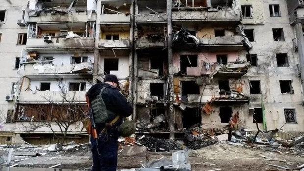 Prédio residencial destruído na capital ucraniana, Kiev, após disparos de mísseis e a derrubada de uma aeronave russa (Foto: REUTERS via BBC)