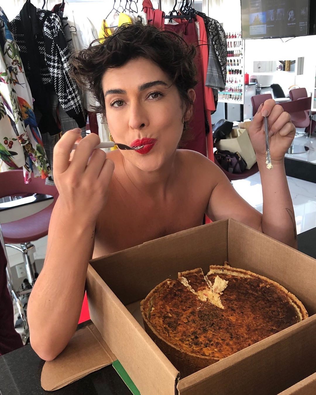 Fernanda Paes Leme devora torta só de topless (Foto: Reprodução/Instagram)