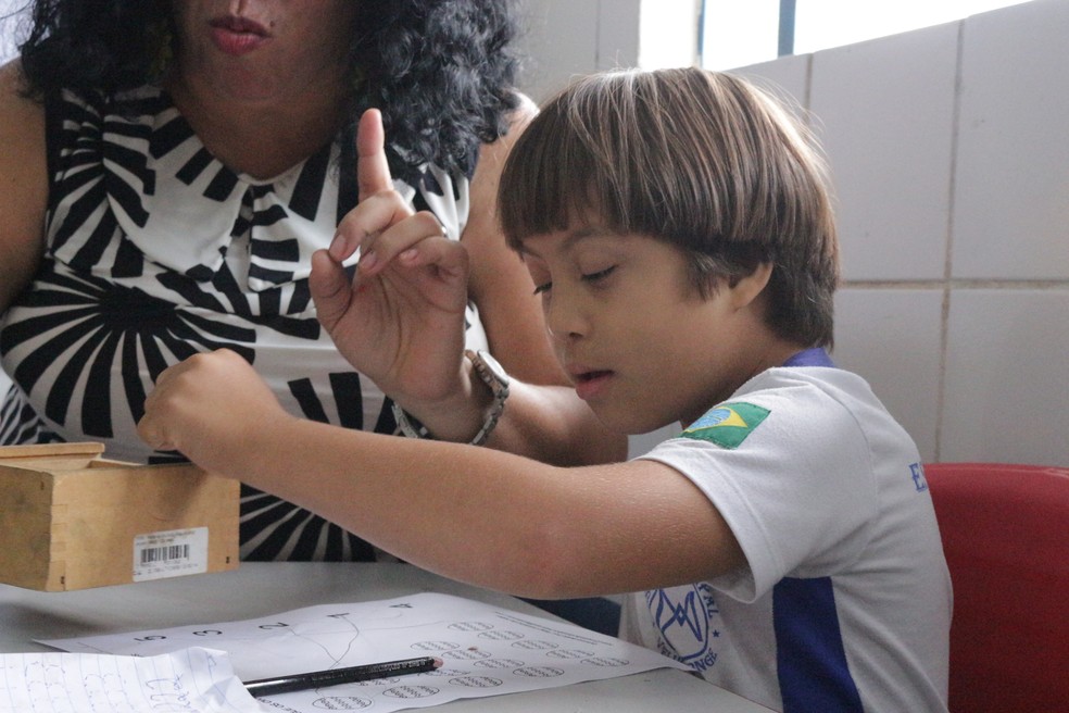 Alunos com Síndrome de Down estudam em escola da rede pública  — Foto: José Marcelo/ G1