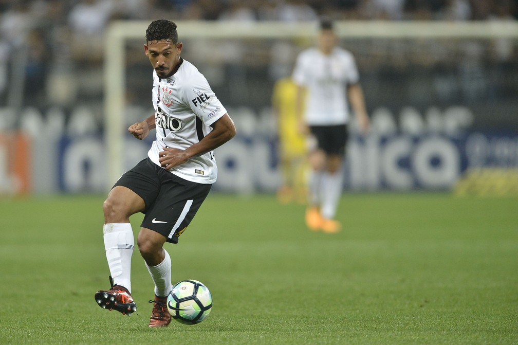 Lateral Léo Príncipe move processo trabalhista contra o Corinthians e cobra R$ 257 mil