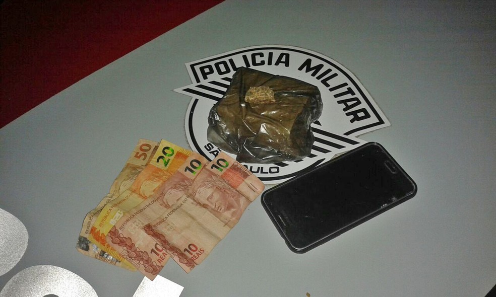 Droga também foi arremessada e localizada pela corporação (Foto: Polícia Militar/Cedida)