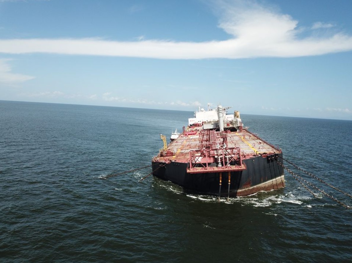 Navio com mais de 1 milhão de barris de petróleo corre risco de afundar na Venezuela thumbnail