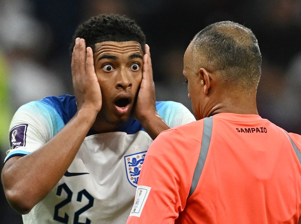 Bellingham se choca com uma das decisões de Wilton Pereira Sampaio: inglês foi um dos críticos ao árbitro brasileiro após Inglaterra x França — Foto: Dylan Martinez/Reuters