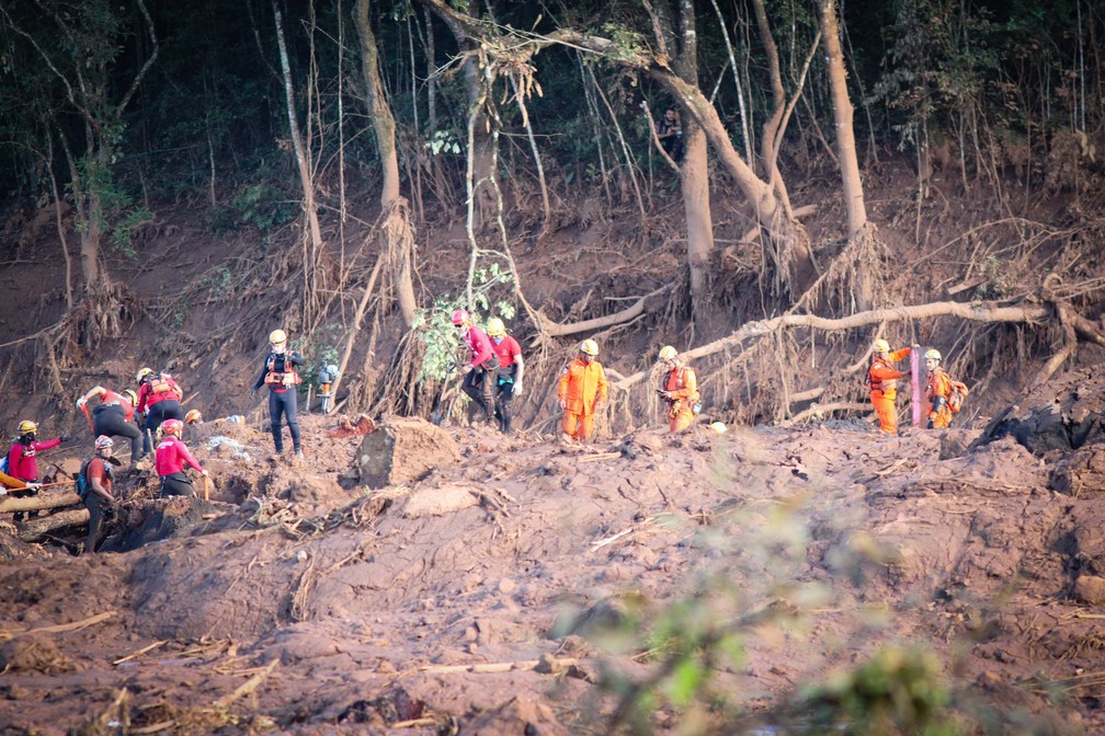 Bombeiros e voluntários seguem trabalhos de buscas em região atingida pela lama após rompimento de barragem em Brumadinho  — Foto: Fernando Moreno/Futura Press/Estadão Conteúdo