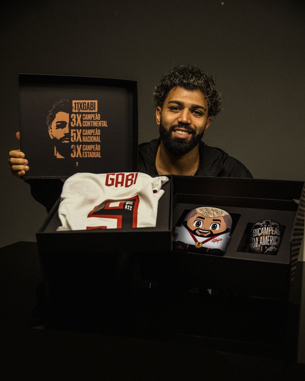 Gabigol lan&ccedil;a box alusivo &agrave;s 11 conquistas com a camisa 9 do Flamengo &mdash; Foto: Divulga&ccedil;&atilde;o