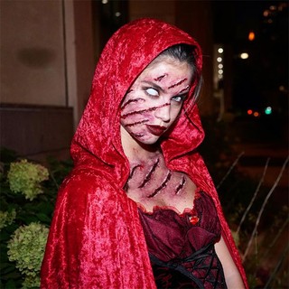 A modelo portuguesa Sara Sampaio virou uma Chapeuzinho Vermelho Zumbi.