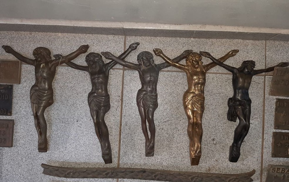 Objetos de bronze foram encontrados nesta terça-feira (30) em Pirajuí — Foto: Polícia Civil  /Divulgação
