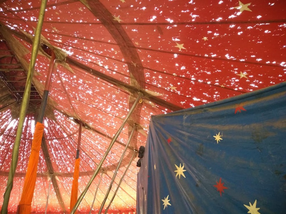 Lona de circo em Mesquita toda furada — Foto: Reprodução/Redes sociais