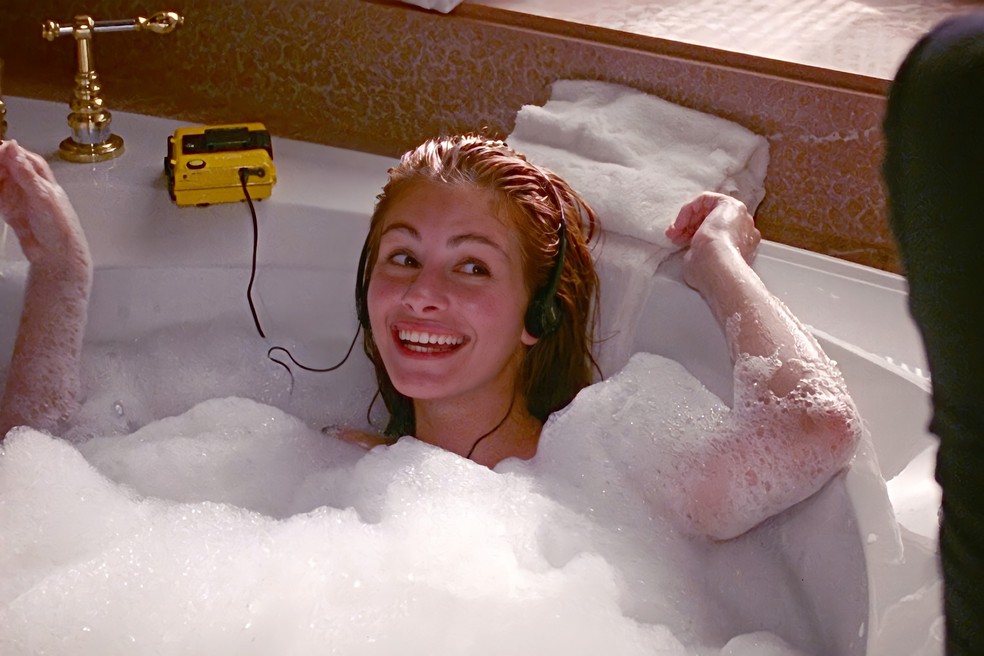 Cena de Julia Roberts na banheira em 'Uma Linda Mulher' — Foto: Reprodução/IMDB