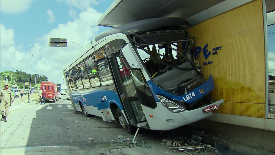 Motorista perde controle da direção e BRT 'invade' estação em Olinda