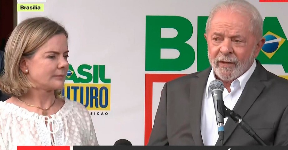 Lula concede entrevista coletiva na sede do governo de transição, ao lado da presidente do PT