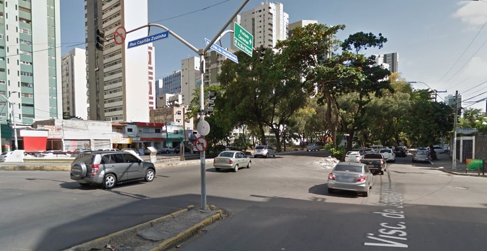 Rua Jequitnhonha, em Boa Viagem, ter&aacute; novo dispositivo eletr&ocirc;nico, no cruzamento com a Rua Capit&atilde;o Zuzinha (Foto: Reprodu&ccedil;&atilde;o/Google Street View)