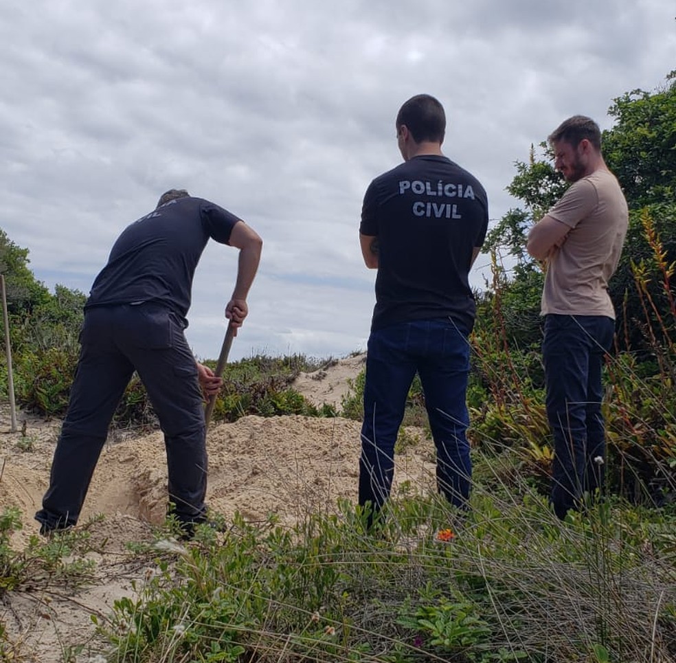 Corpo de jovem do Paraná foi encontrado enterrado em praia de Santa Catarina — Foto: Polícia Civil/Divulgação