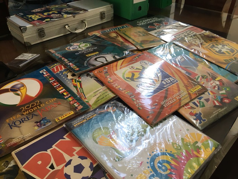 Álbuns são guardados em plásticos e pastas organizada (Foto: Ana Paula Yabiku)