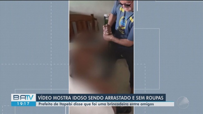 Prefeito de Itapebi gravado arrastando idoso sem roupas diz que foi uma brincadeira