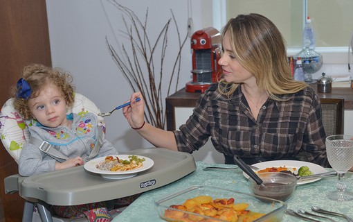 Juliana Baroni almoça com a filha, Duda