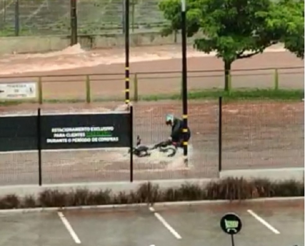 Moto foi levada na altura da quadra 17 da Avenida Nações Unidas, em Bauru — Foto: Thiago Alves/Arquivo pessoal