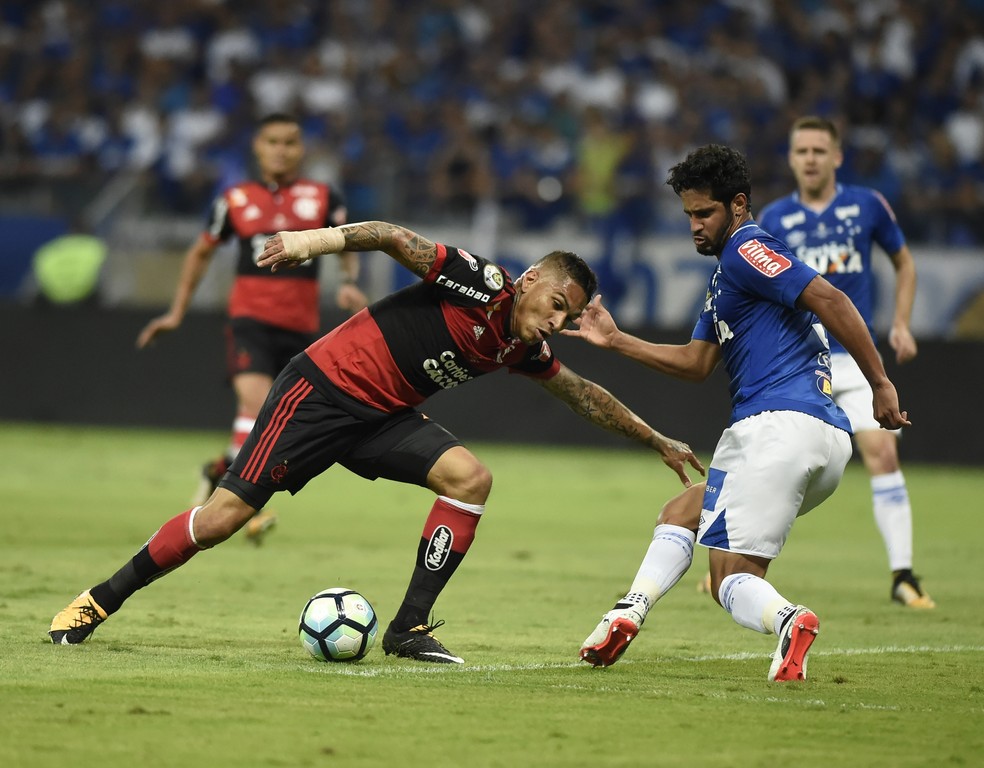 Guerrero em a��o pelo Flamengo na final contra o Cruzeiro, no Mineir�o: atacante n�o entrou em acordo para renova��o  (Foto: Andr� Dur�o)