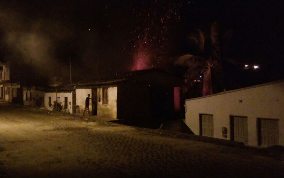Casa foi atingida por fogo na noite de terça-feira (7) (Foto: Rafael Amaral / Rastro101)