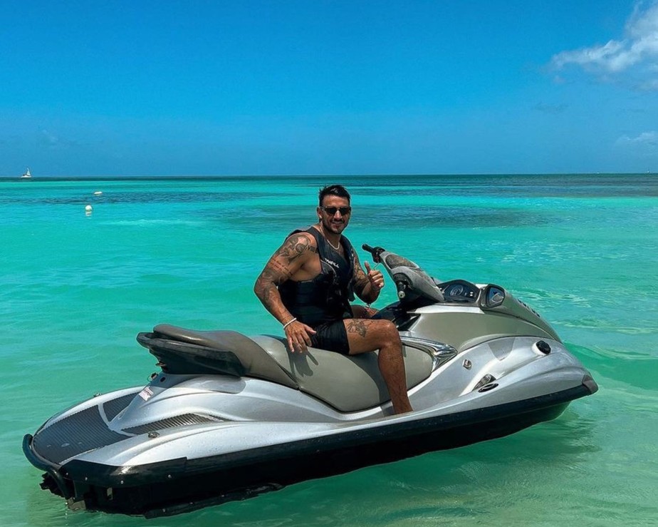 Gui Napolitano faz passeio de jetski em praia paradisíaca