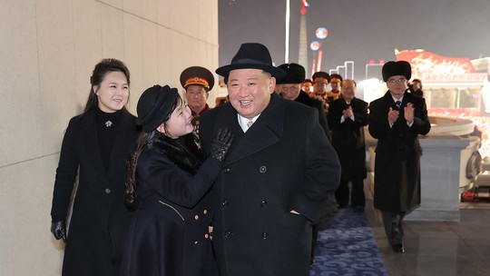 'Princesa' norte-coreana assiste a desfile militar junto com o pai, Kim Jong-un