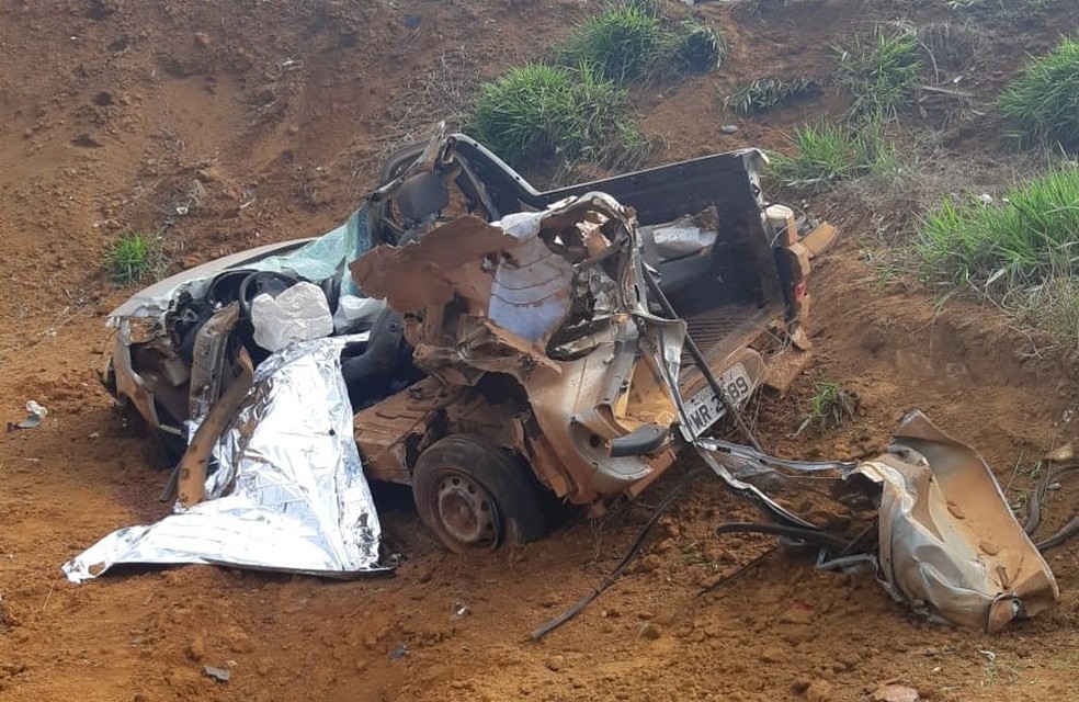 Caminhonete ficou destruída após o acidente — Foto: Corpo de Bombeiros/Divulgação