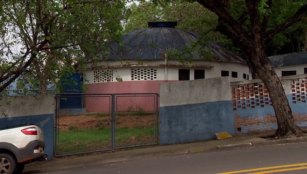 Prefeitura de Presidente Prudente buscava autorização dos vereadores para vender o imóvel onde funcionava a Escola Municipal Edson Lopes, na Vila Formosa, avaliado em R$ 4,7 milhões — Foto: TV Fronteira
