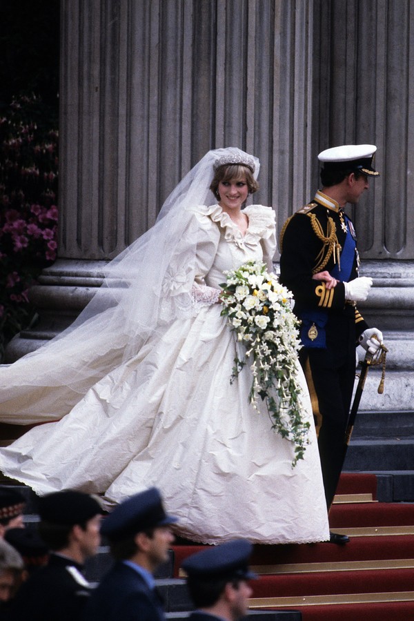 LONDON - JULY 29: (FILE PHOTO) Prince Charles, Prince of Wales and Diana, Princess of Wales leave St. Paul's Cathedral following their wedding  July 29, 1981 in London, England.   (Photo by Anwar Hussein/Getty Images) (Foto: Getty Images)