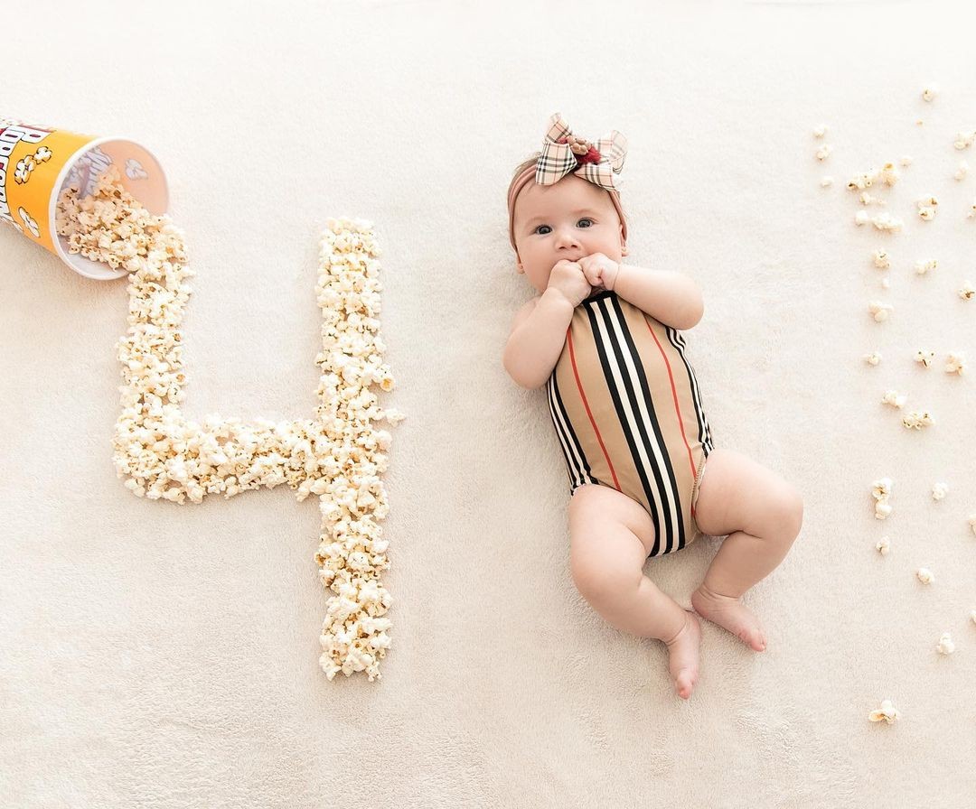 Aos 4 meses, Maria Alice escolheu uma pose com a mãozinha na boca (Foto: Reprodução/Instagram)