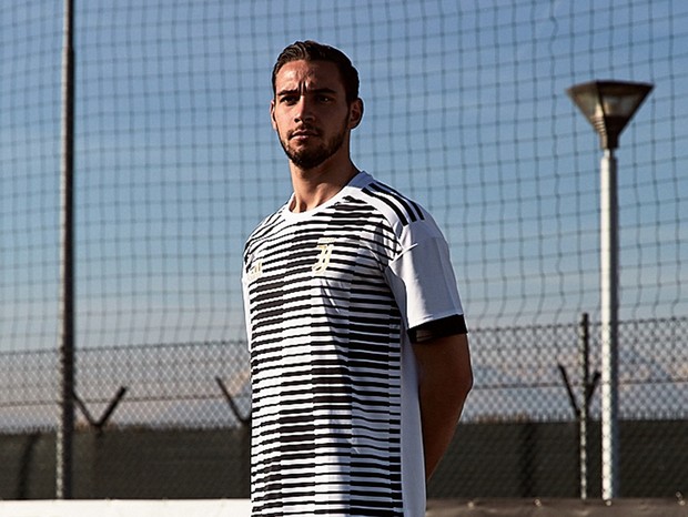 De Sciglio veste a camisa pré-treino da Juventus (Foto: reprodução)