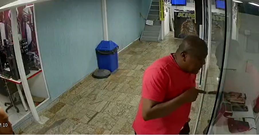 Homem é preso suspeito de se passar por policial civil e exigir dinheiro de lojista por falso roubo de celular