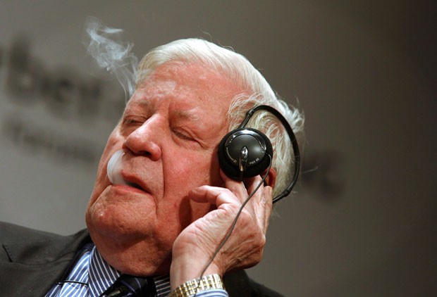Helmut Schmidt bei einem Festakt 2011; Als starker Raucher lässt er seine Zigaretten auch bei offiziellen Veranstaltungen nicht liegen (Foto: Thomas Peter/Reuters) Helmut Schmidt bei einem Festakt 2011; Als starker Raucher lässt er seine Zigaretten auch bei offiziellen Veranstaltungen nicht liegen (Foto: Thomas Peter/Reuters)