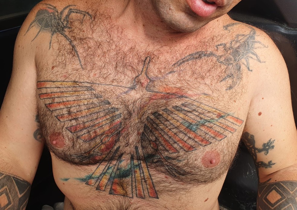 Procurado por crime de tráfico de animais tem tatuagens pelo corpo de aves e aranhas — Foto: Divulgação/PM