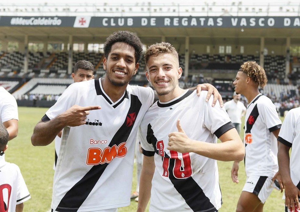 Miranda e Caio Lopes, dois dos jogadores que serão promovidos — Foto: Rafael Ribeiro / Vasco