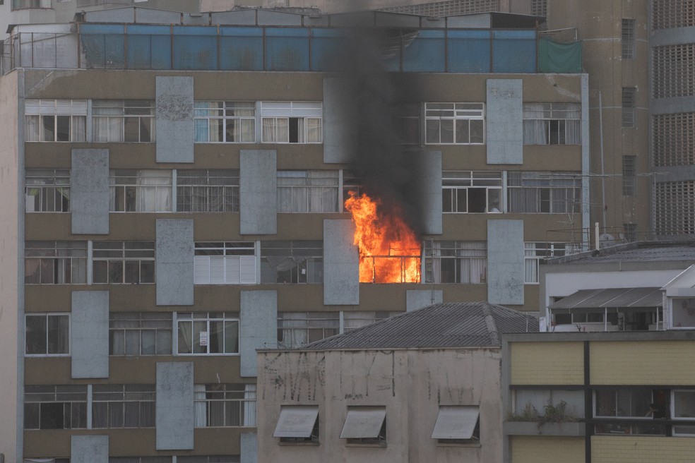 Segundo o Corpo de Bombeiros, incêndio aconteceu em um apartamento na esquina das ruas Major Quedinho e Santo Antônio, na República. Dez viaturas foram ao local. — Foto: Celso Tavares/G1