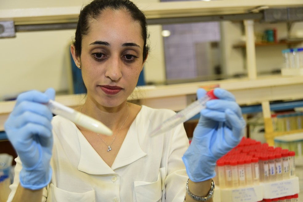 Rafaella Regina Alves Peixoto é pós-doutoranda e pesquisadora da Unicamp no estudo sobre uso de nanopartículas de ferro como fortificante para leite (Foto: Antonio Scarpinetti/Ascom/Unicamp)
