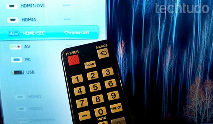 Acesse o menu da TV pelo controle para abrir arquivos do HD externo (Foto: Barbara Mannara/TechTudo)