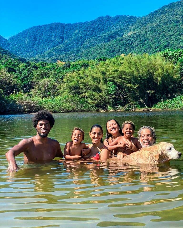 Regina Casé com a família em ilha de Angra dos Reis (Foto: Reprodução/Instagram)