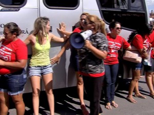 Mulheres abraçaram ônibus para impedir saíde de policiais (Foto: TV Verdes Mares/Reprodução) Mulheres abraçaram ônibus para impedir saíde de policiais (Foto: TV Verdes Mares/Reprodução)