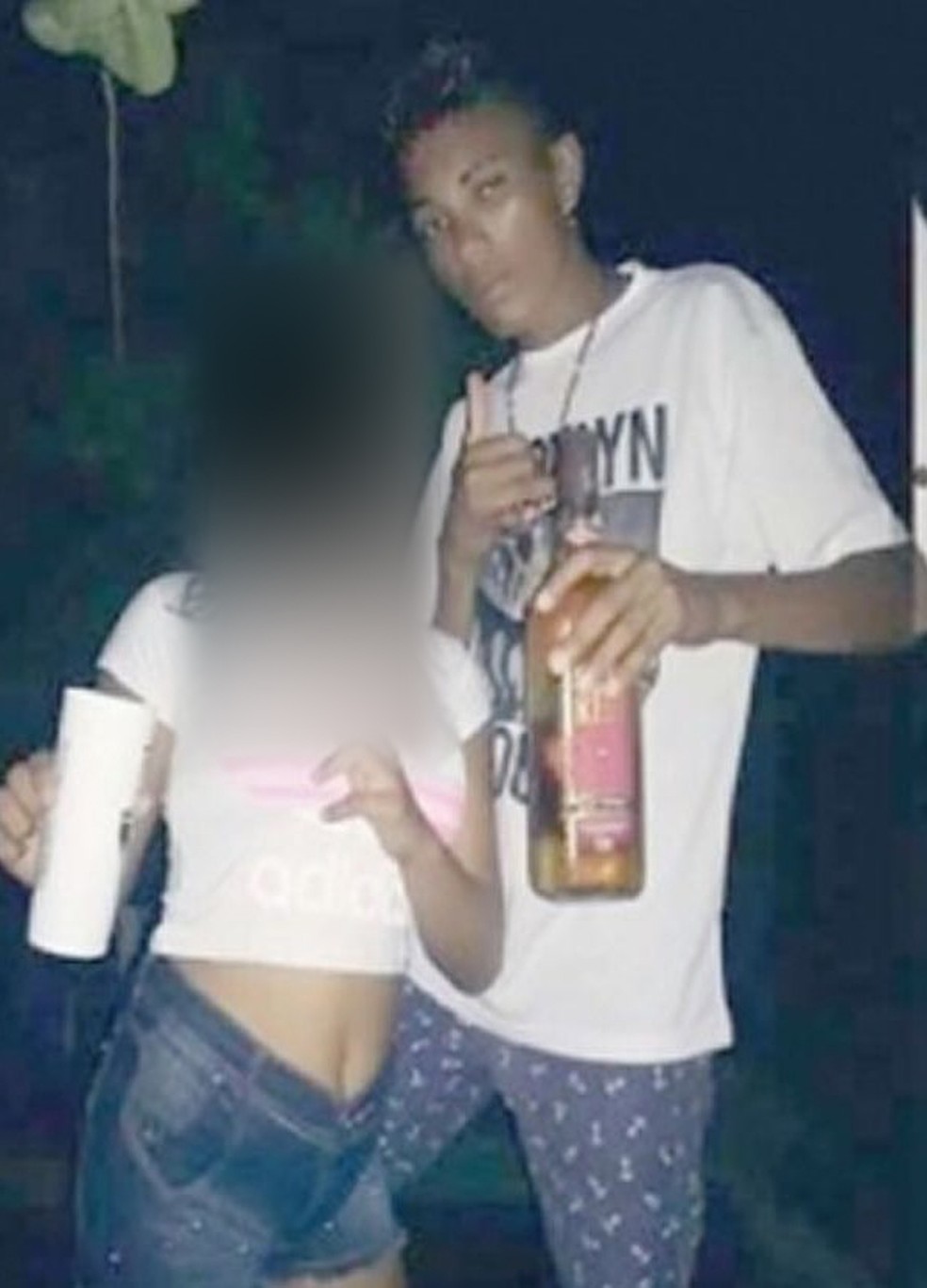 Ismael postava nas redes sociais imagens com a namorada debochando do Estado, de acordo com a Polcia (Foto: Divulgao/Polcia Civil)