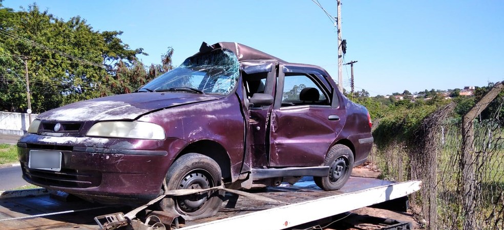 Condutor capotou o carro e mentiu que havia sido v&iacute;tima de furto &mdash; Foto: Pol&iacute;cia Militar