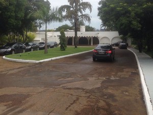 Lula se reúne com senadores do PT e PMDB na residência oficial de Renan Calheiros (Foto: Gustavo Garcia/G1)