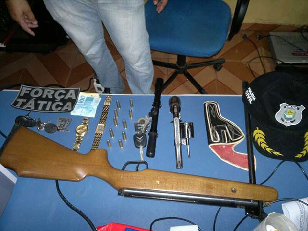 Com os suspeitos a polícia encontrou armas e munição (Foto: Divulgação)