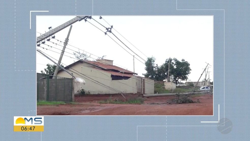 Postes de energia elÃ©trica chegaram a deitar com forÃ§a do vento em InocÃªncia, nesta quinta-feira â Foto: ReproduÃ§Ã£o/TV Morena