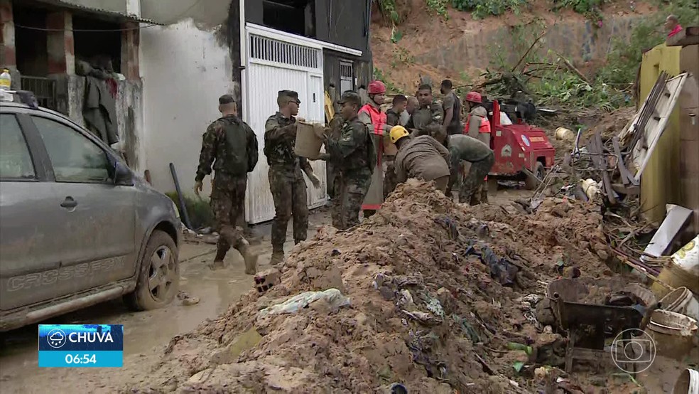 Bombeiros e Exército buscam desaparecidos em deslizamentos de barreiras no Grande Recife — Foto: Reprodução/TV Globo
