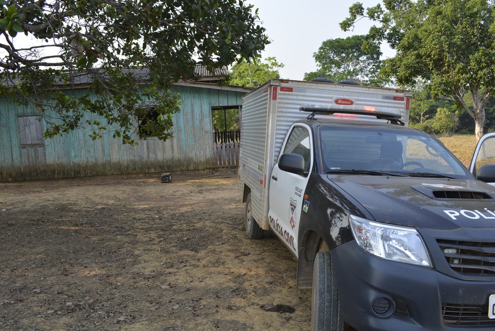 Casal é encontrado morto em linha da BR-421, em Ariquemes (Foto: Diêgo Holanda/G1)