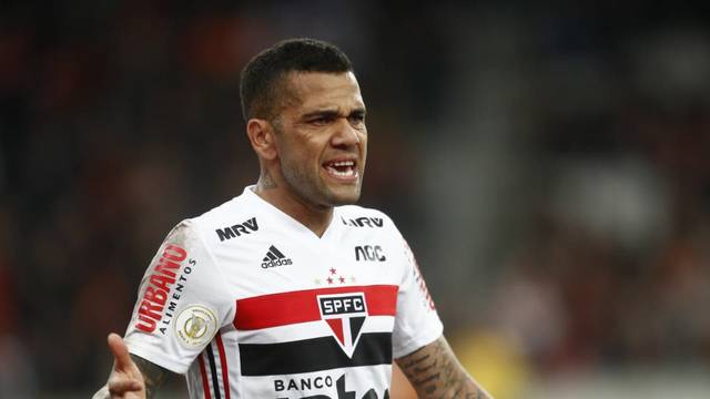 Daniel Alves recebeu forte marcaÃ§Ã£o contra o Athletico
