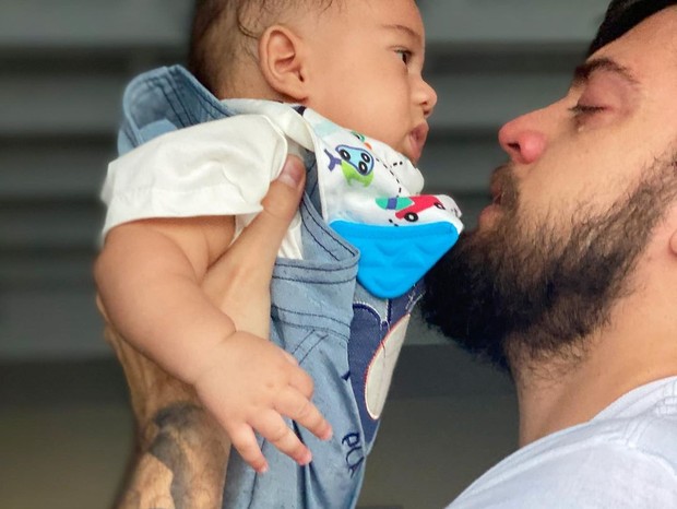 Rodrigo Godoy com o sobrinho, Theo (Foto: Reprodução/Instagram)