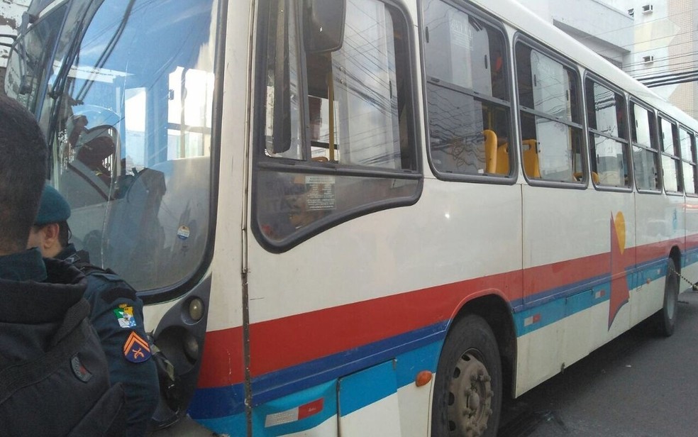 Ônibus envolvido na colisão com o carro da cantora no Centro de Aracaju (Foto: Reprodução/TV Sergipe)