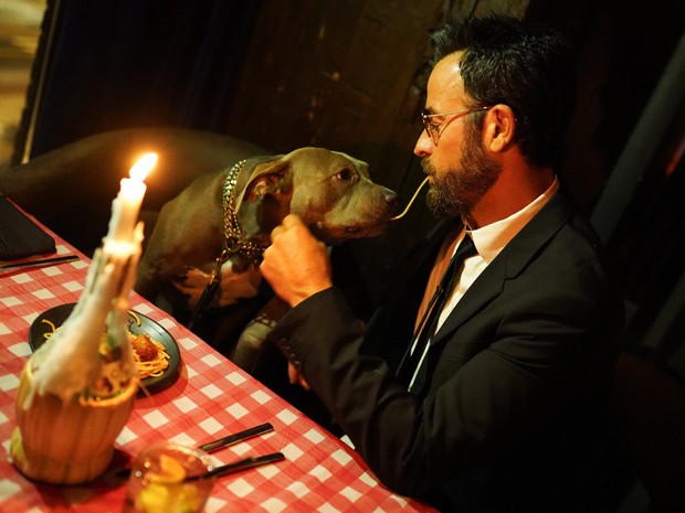Justin Theroux e sua pitbull Kuma recriam cena de A Dama e o Vagabundo (Foto: Getty Images)